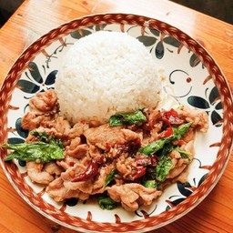 ข้าวกระเพราหมูชิ้น