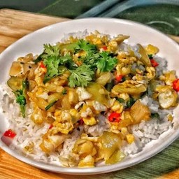 ข้าวราดผัดผักกาดดองใส่ไข่