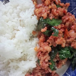 ข้าวกระเพราแหนมสด