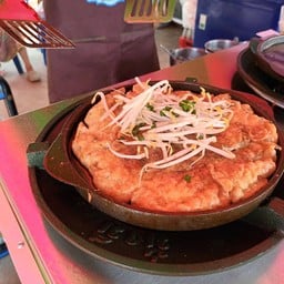 กินดีหอยทอดกะทะร้อน ผัดไทย [ลูกชิ้นทอด] ต.ปากกาน อยุธยา