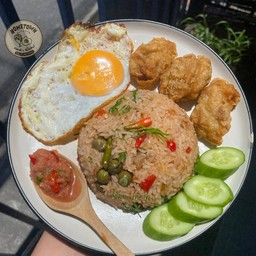 ข้าวผัดน้ำพริกไก่ทอดและไข่ดาว