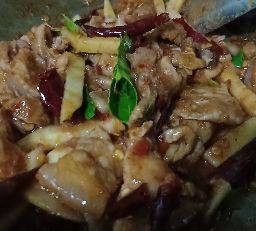 สามชั้นสไลด์ติดหนังเกรดเอ ผัดพริกแกง (กับข้าว)