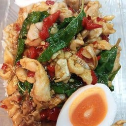 กระเพราไก่ ไข่ต้ม