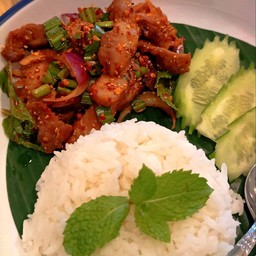 ข้าวยำสันคอหมูย่างรสเด็ด