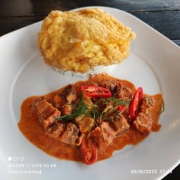 หมูกรอบฉู่ฉี่นมสด ไข่เจียว
