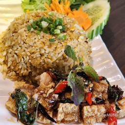 ข้าวผัดไข่-หมูกรอบ คั่วพริกกะเพราแดง