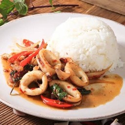 ข้าวกะเพราปลาหมึก