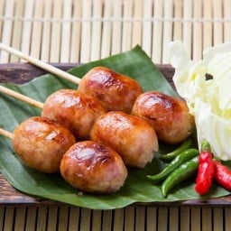 ไส้กรอกอีสานแม่ไก่ ถนอมมิตร ถนอมมิตร