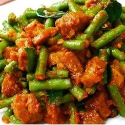 ข้าวราดผักพริกแกงใส่ถั่วฝักยาว