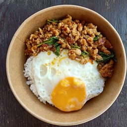 กระเพราไก่สับไข่ดาว