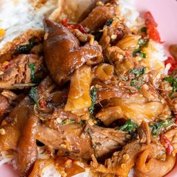 ข้าวกะเพราขาหมู