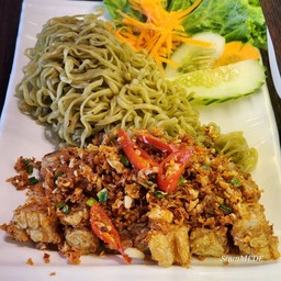 บะหมี่-หมูกรอบ คั่วกระเทียมพริกเกลือ