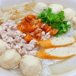 ร้านก๋วยเตี๋ยวลูกชิ้นหมูน้ำใส เจ๊เอ  มีดีที่น้ำซุป