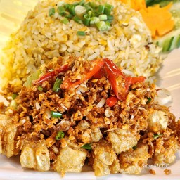 ข้าวผัดไข่-หมูกรอบ คั่วกระเทียมพริกเกลือ