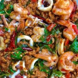 ข้าวกะเพรารวมมิตร (หมู หมึก กุ้ง)