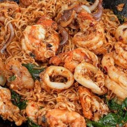 กระเพราผัดพริกแห้งมาม่ารวมทะเล