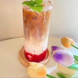ลาเต้สตอเบอรี่ Iced Latte with strawberry Sauce