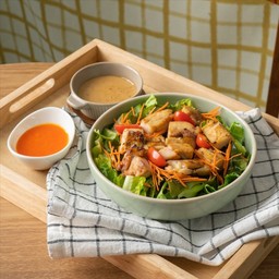 สลัดวากาเมะงาคั่วกับไก่ย่างถ่าน