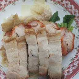 บะหมี่เกี๊ยวพิเศษ หมูแดงสันคอหมูกรอบ