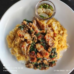 ข้าวไข่ข้นกระเพราหมูกรอบ