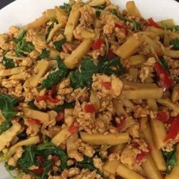 ข้าวผัดกระเพราเพราไก่ใส่หน่อไม้