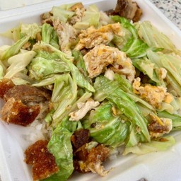 หมูกรอบผัดกะหล่ำใส่ไข่