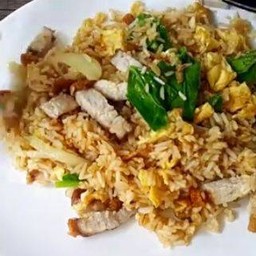 ข้าวผัดหมูกรอบ