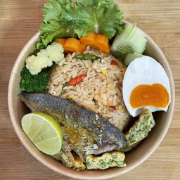 ข้าวผัดน้ำพริก ผัดกะเพรา ไข่ข้นทรงเครื่อง by แนน หมู่บ้านนครชัยมงคลวิลล่า