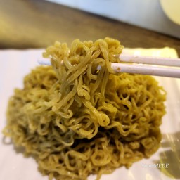 บะหมี่หยกคลุกซอสหมูกรอบ