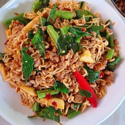 กระเพรามาม่า หมูสับ