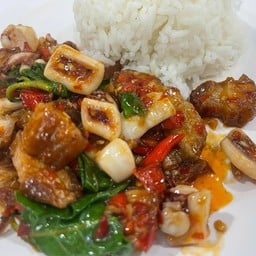 กระเพราหมูกรอบปลาหมึกราดข้าว