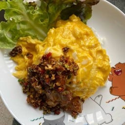 ข้าวไข่ข้นคั่วพริกเกลือ by บ้านคอม พรประภานิมิตร