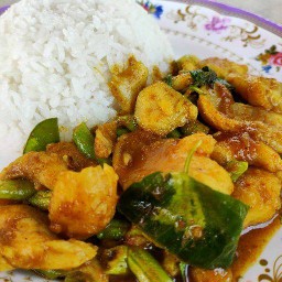 ผัดพริกแกงราดข้าว