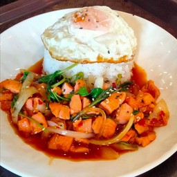 ข้าวกระเพราแซลมอนไข่ดาว