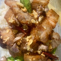 ข้าวหมูสามชั้นทอดกระเทียม