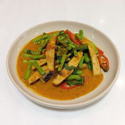 ปลาจำแลงผัดพริกแกงใต้ Stir-fried plant-based fish with chili paste