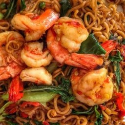 กระเพราผัดพริกแห้งมาม่ากุ้ง