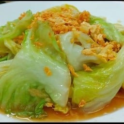 ข้าวราดกะหล่ำปลีผัดน้ำปลา