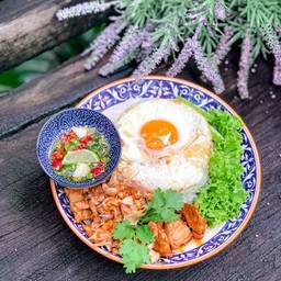 ข้าวไก่ชิ้นกระเทียม ไข่ดาว