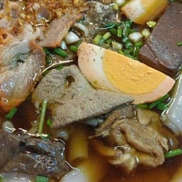 นางกระเพาะปลากั๋วยจั๊บเส้นใหญ่และข้าวต้มเครื่อง สาขาตลาดวาริน1