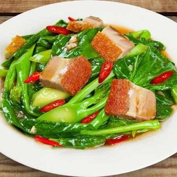 คะน้าหมูกรอบ