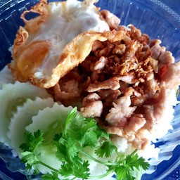 ข้าวหมูกระเทียม ไข่ดาว
