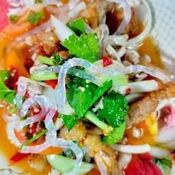 ยำสามชั้นทอดเกลือ