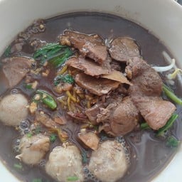 ก๋วยเตี๋ยวเนื้อตุ๋นหมู(นกบ้านแสนสำราญ)