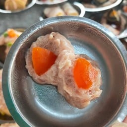 หมูไข่แดง
