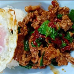 ผัดกะเพราเนื้อชิ้นราดข้าวฟรี!!ไข่ดาว