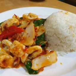 ปลาหมึกผัดพริกแกง