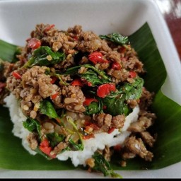 กะเพราหมูสับราดข้าว