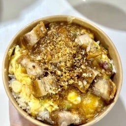 ข้าวหมูกรอบกระเทียมราดไข่ข้น