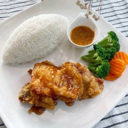 ข้าวไก่กรอบ ซอสน้ำปลา